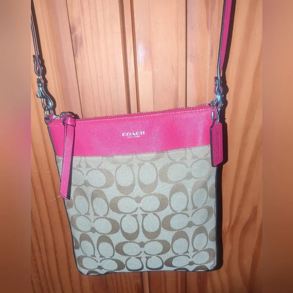 Coach North South Swing Pack Fuchsia and Beige Crossbody Bag - Picture 4 of 9